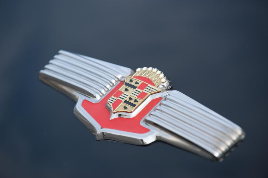 Логотип Cadillac Series 62 Convertible Sedan (6229D) 1941 года  (фото 44 из 51)